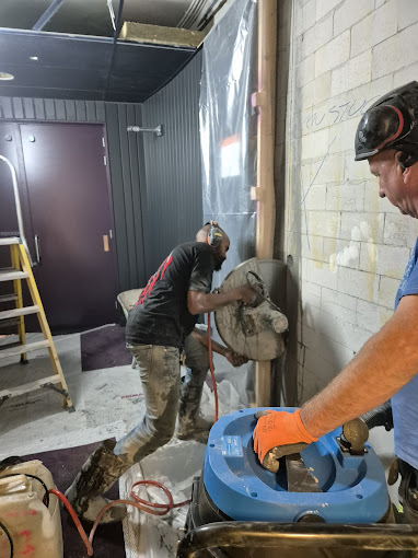 Betonboren in wand tijdens interieurrenovatie