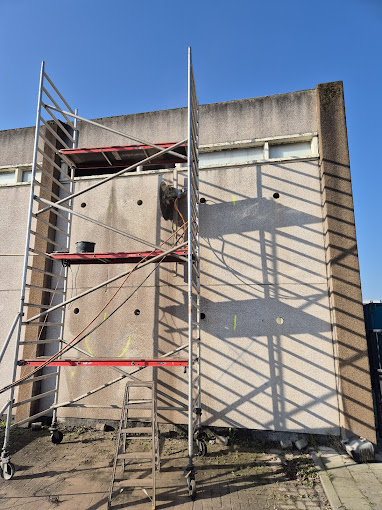 Boorwerk in gevel vanaf steiger