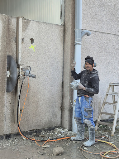 Medewerker van Lopessloopwerken tijdens betonboorwerk